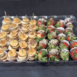 Плато Микс Ягоди с Шоколадова Глазура и Мини Сладки Палачинки